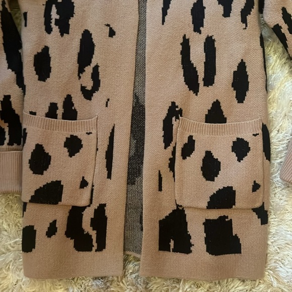 Zesica szS cheetah print cardigan with 2 front pockets . Hip length - Picture 2 of 5